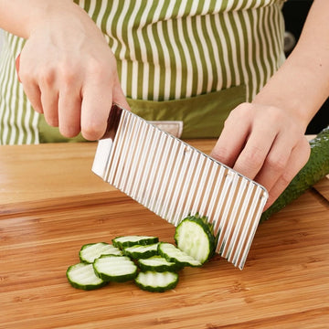 Wavy Slicer with Wooden Handle – Sharp and Convenient Tool for Evenly Slicing Fruits, Vegetables, and Milk Tea Jelly – 28cm