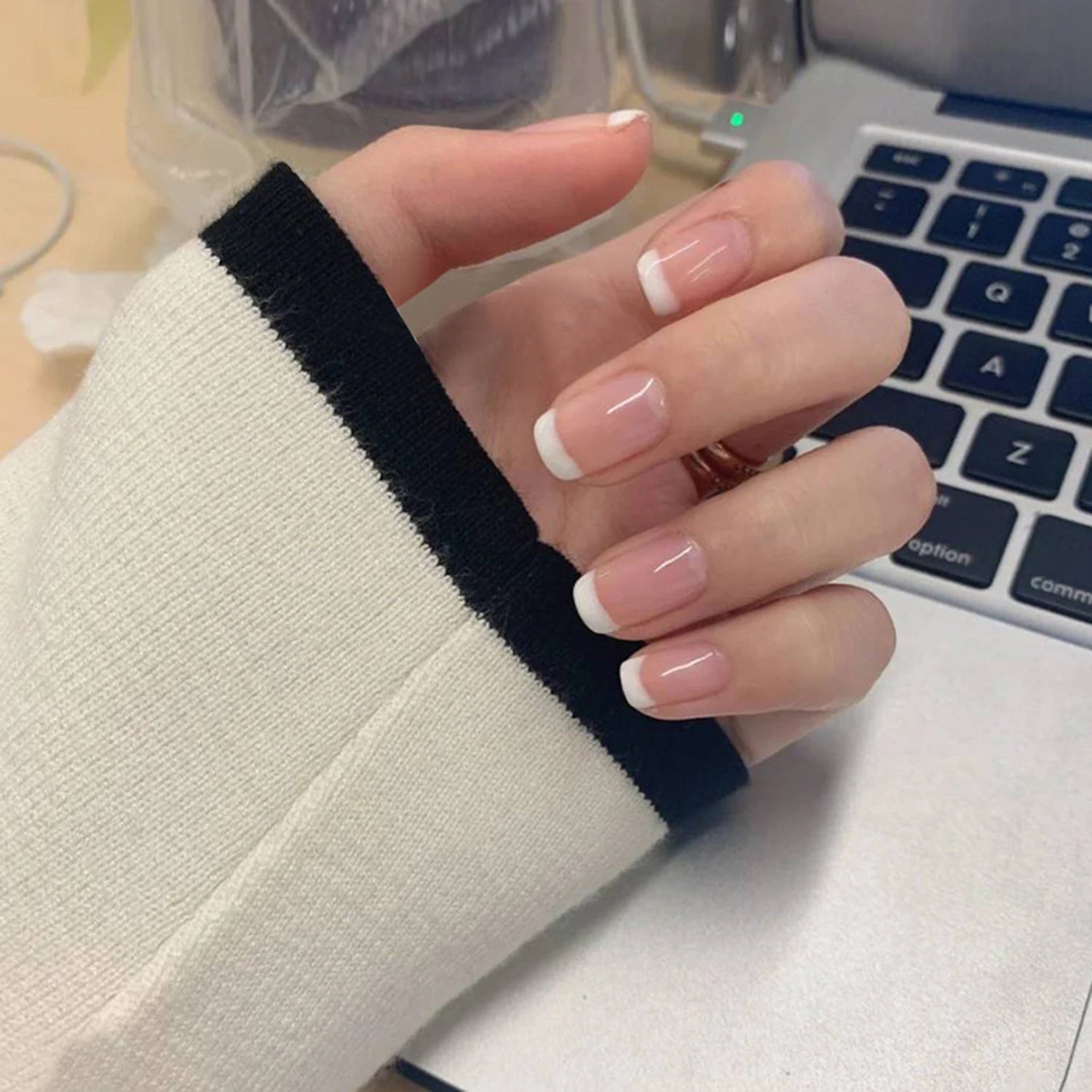 Naked Pink French White Side False Nails Short Simple Nail Beauty Press on Fake Nails Full Cover Artificial Nails Tips