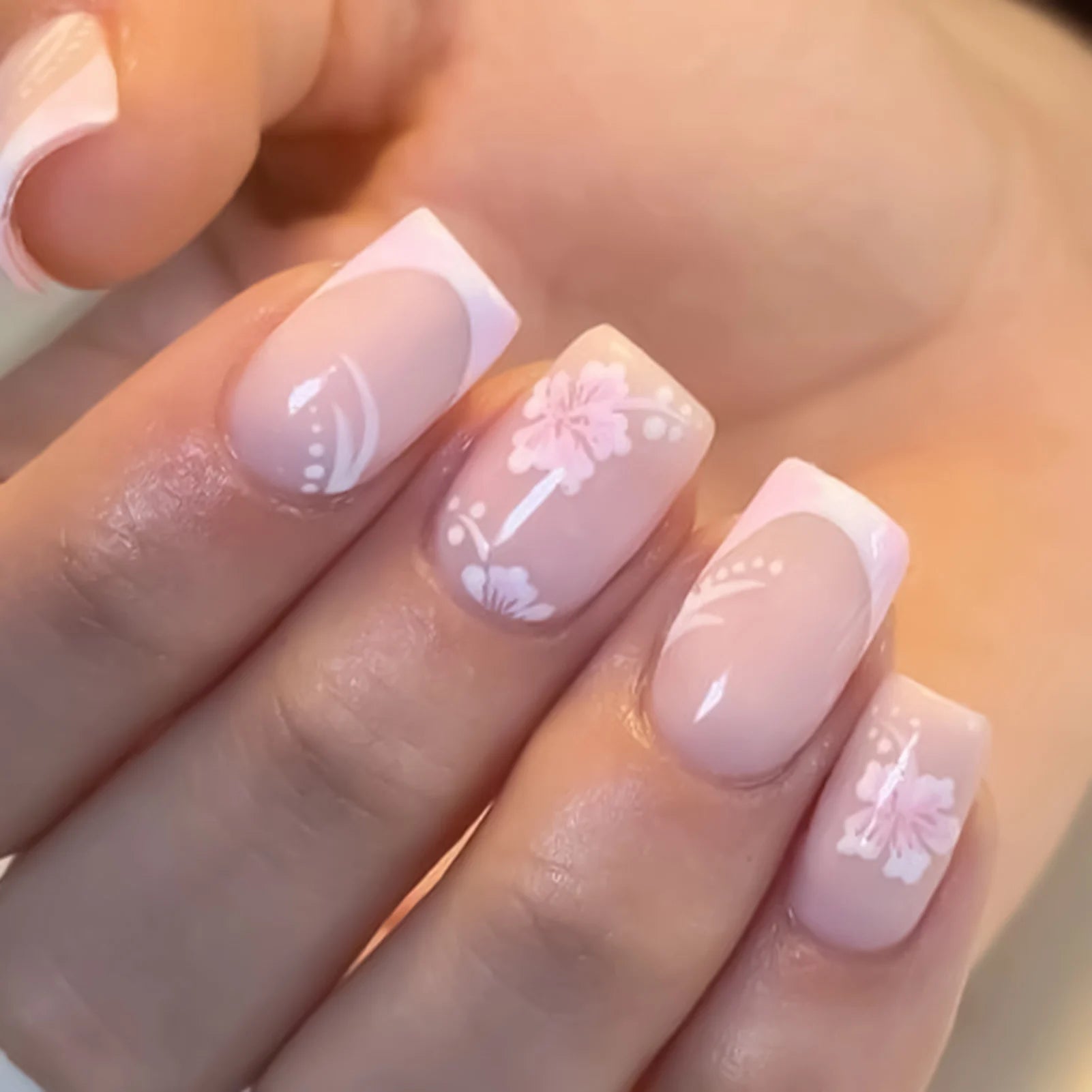 24Pcs Fairy White Flower Fake Nails Pink French Tip Press on Nails Short Square Wearable False Nail for Women Girls DIY Manicure