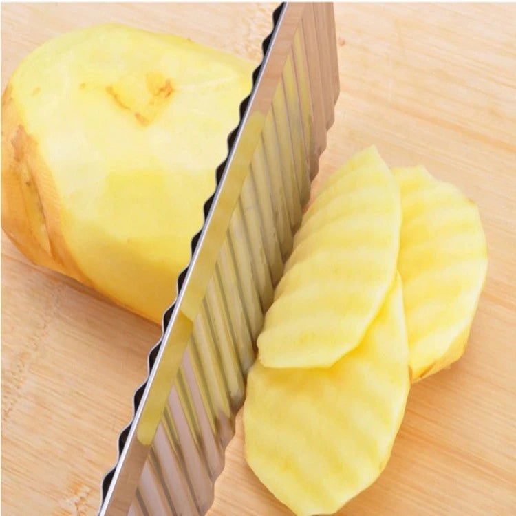 Wavy Slicer with Wooden Handle – Sharp and Convenient Tool for Evenly Slicing Fruits, Vegetables, and Milk Tea Jelly – 28cm